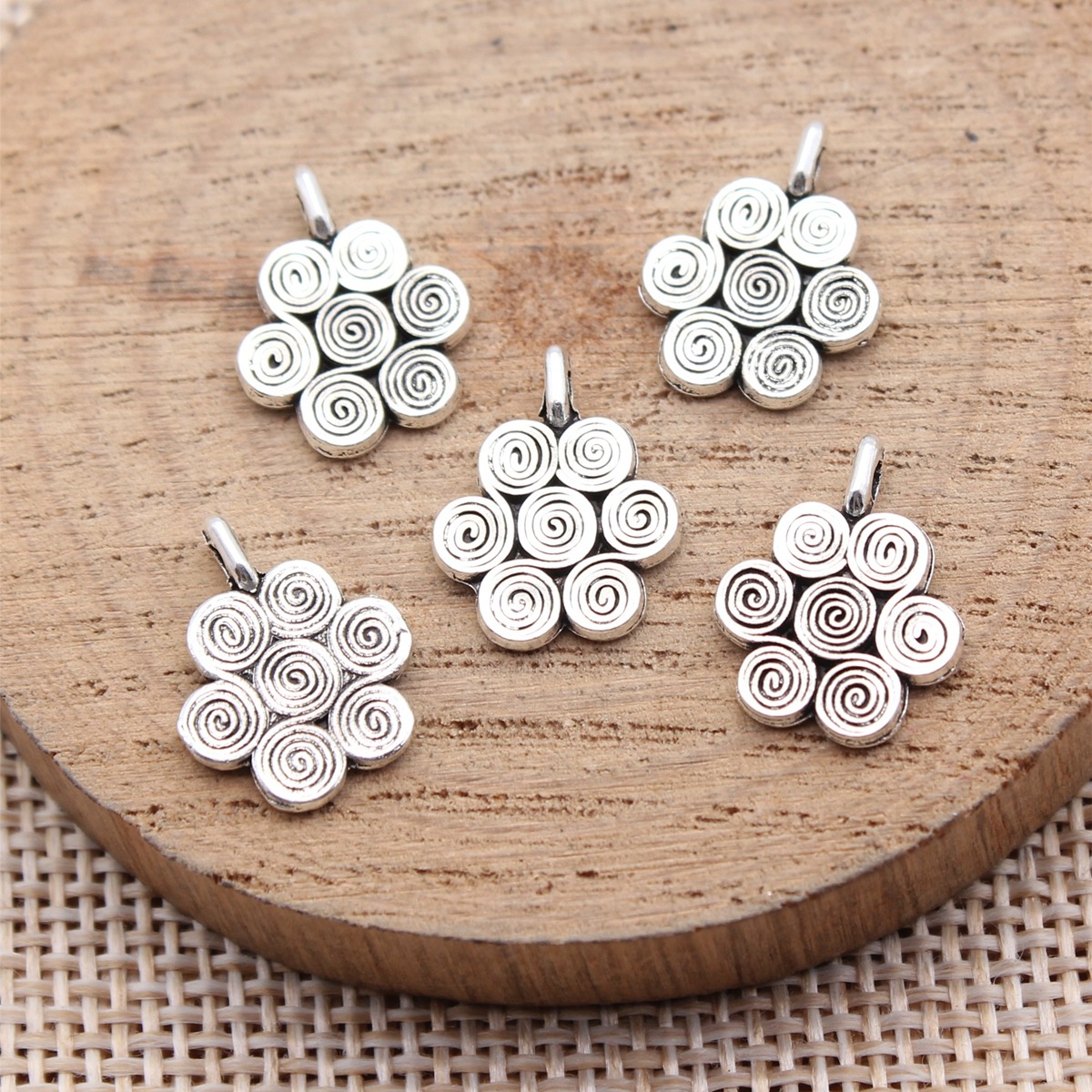 Vintage Fashion Stores - 40 piezas de dijes de flores